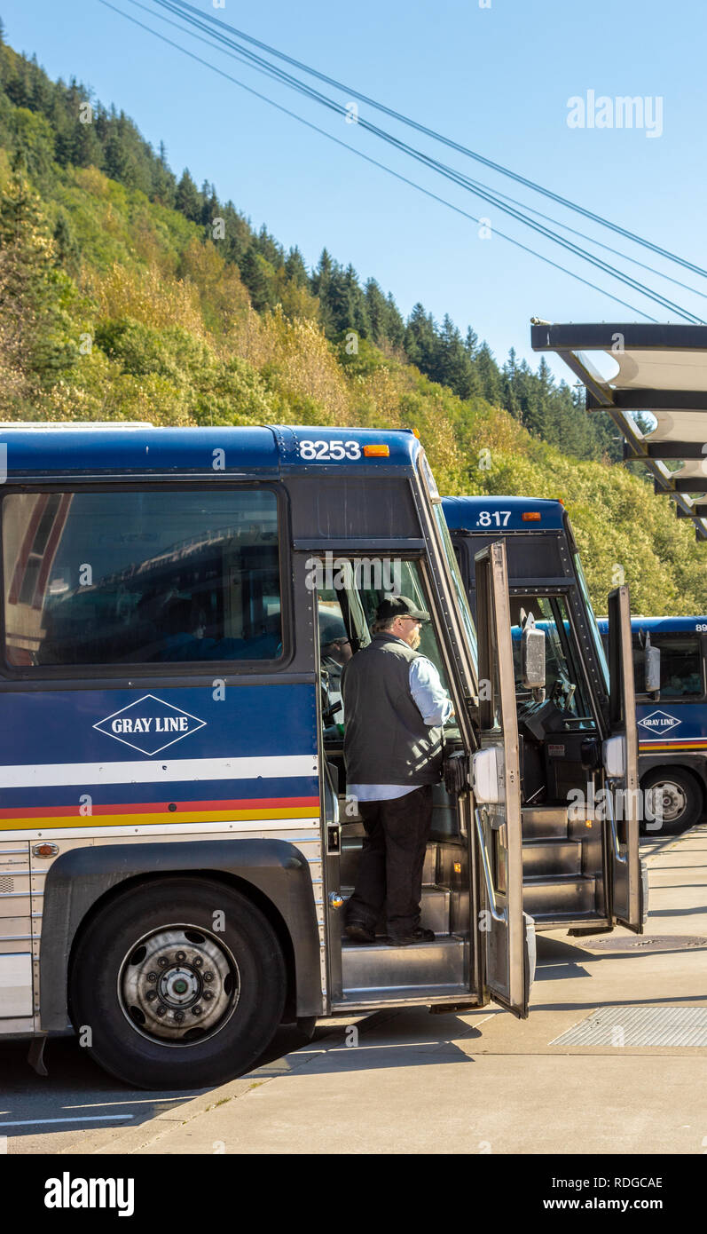 14 septembre 2018 - Juneau, Alaska : tour bus chauffeur en attente pour les passagers d'excursions touristiques à arriver et à s'engager pour la journée. Banque D'Images