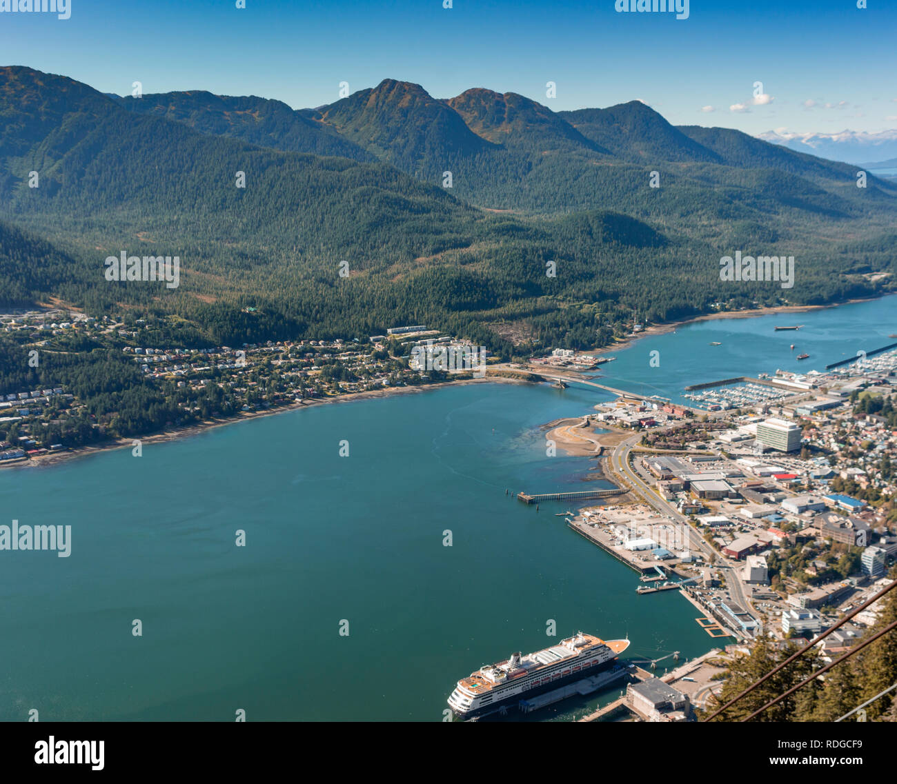 14 septembre 2018 - Juneau, Alaska : nord-ouest de l'antenne sur le centre-ville de Juneau, Douglas Island, Gastineau Channel et cruise ship port de Mt. Roberts Banque D'Images