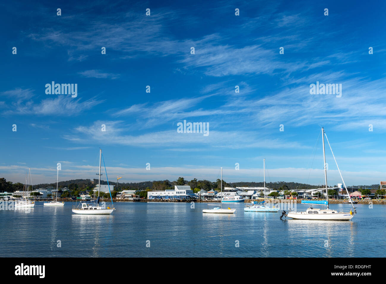 Bateaux à voile sur la rivière Clyde à Batemans Bay. Banque D'Images