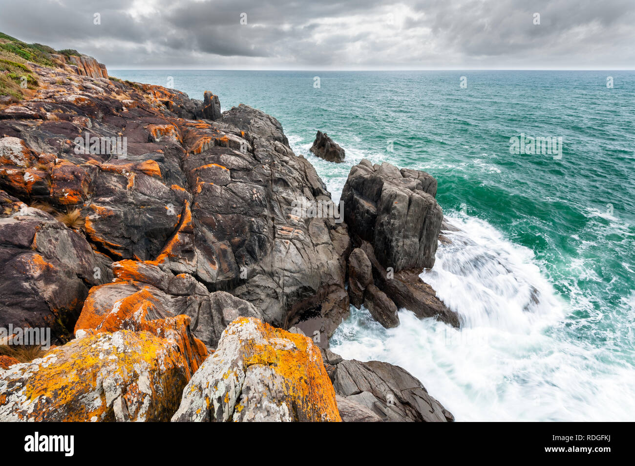 Mer Agitée à Mersey Bluff dans le nord de la Tasmanie. Banque D'Images