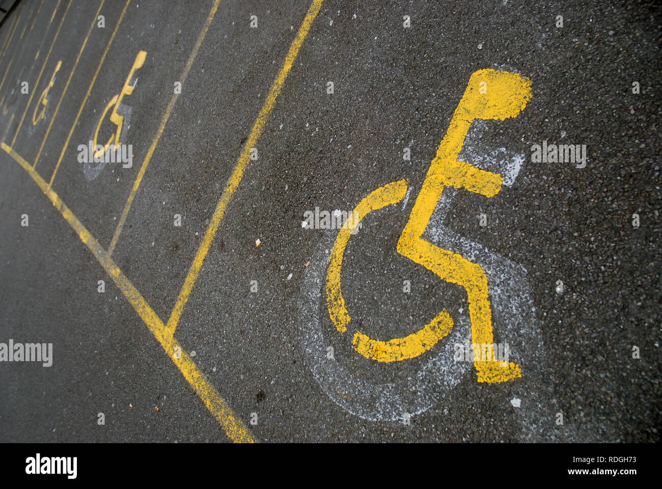 Mobilité avertissement peint sur le Road, Portsmouth, Hampshire, Grande Bretagne. Banque D'Images