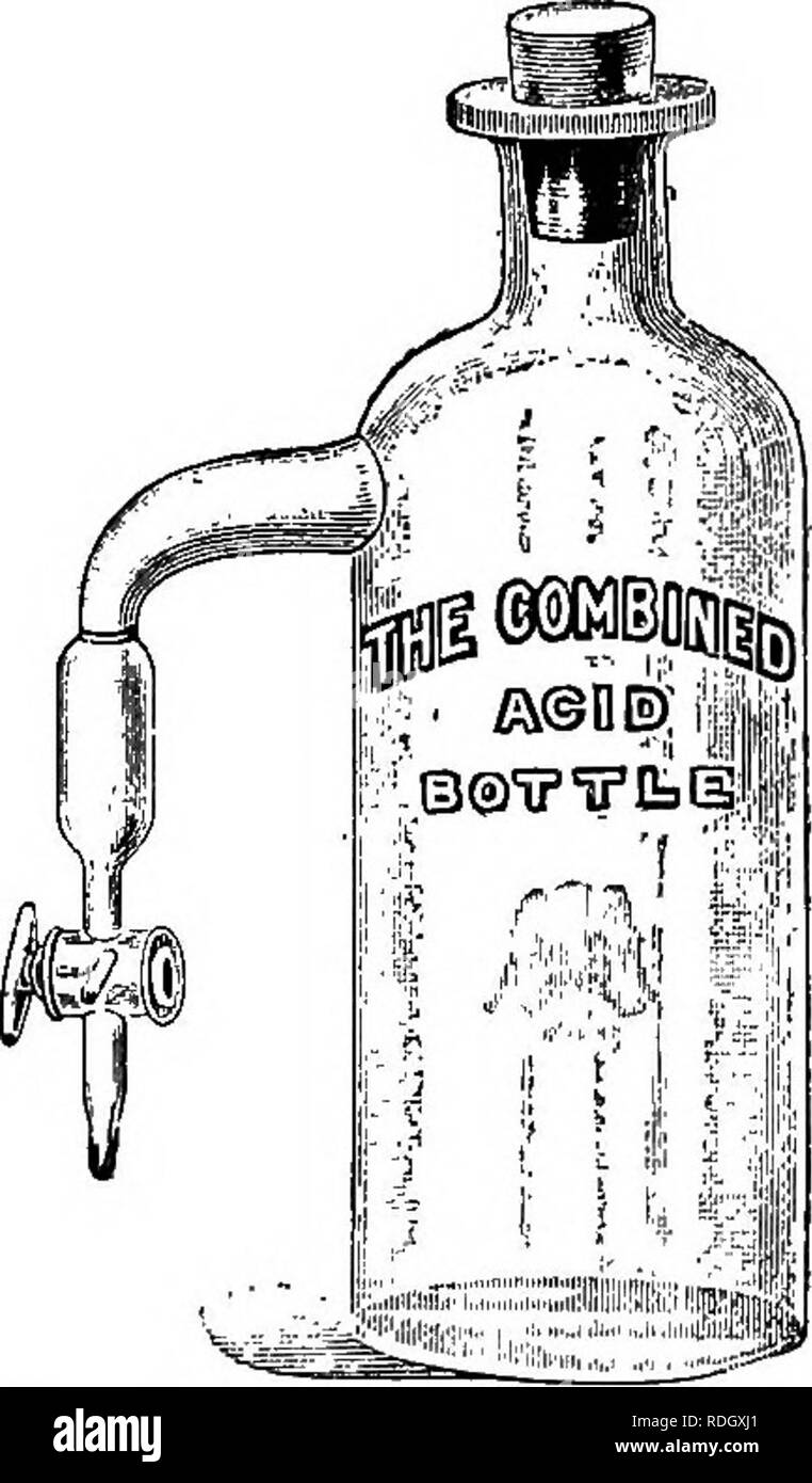 . Guide de laboratoire des produits laitiers. L'industrie laitière. 12 GUIDE DE LABORATOIRE laitier pour équilibrer la machine. Testeur d'huile et de voir qu'il s'exécute régulièrement. Tourner à la vitesse indiquée pour trois minutes. Puis les remplir à la partie inférieure du cou avec de l'eau chaude 150° à 200° F. Tourbillon de nouveau pendant deux minutes et remplir jusqu'à la partie supérieure de la nuque. Puis tourbillon pendant une minute à une minute et. Fig. 15. - Bouteille d'acide et d'une pipette de la moitié, et lire le résultat en une seule fois avant la colonne de graisse commence à se refroidir et se réduire. Lire le  % de gras à 120° F. Si beau il sera trop élevé ; si plus froid trop faible. La graisse se solidifie au beurre Banque D'Images