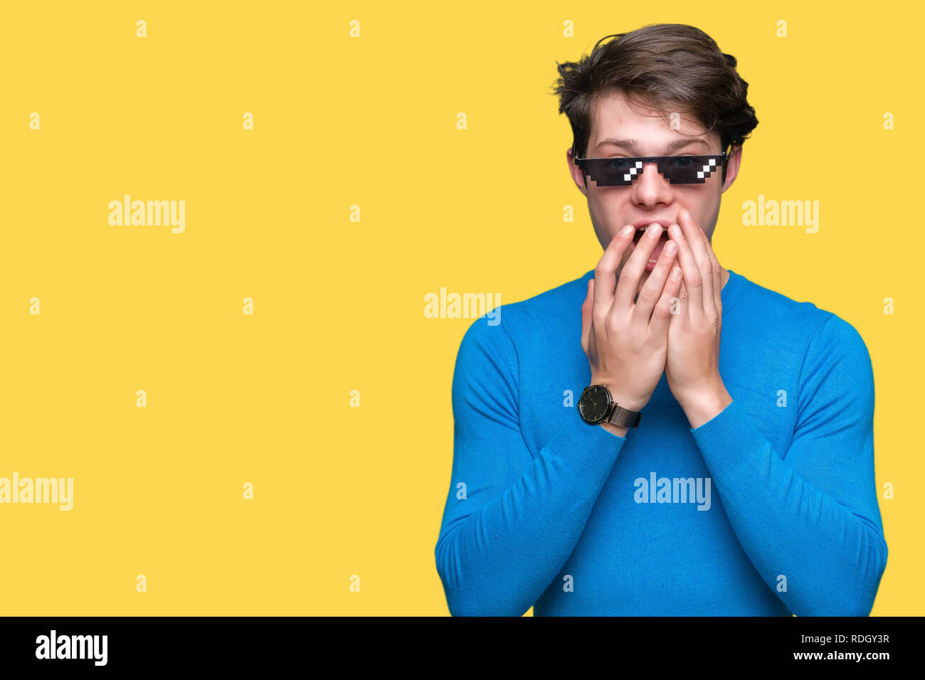 Jeune homme portant des lunettes plus drôle thug life fond isolé choqué  couvrant la bouche avec les mains pour l'erreur. Concept Secret Photo Stock  - Alamy