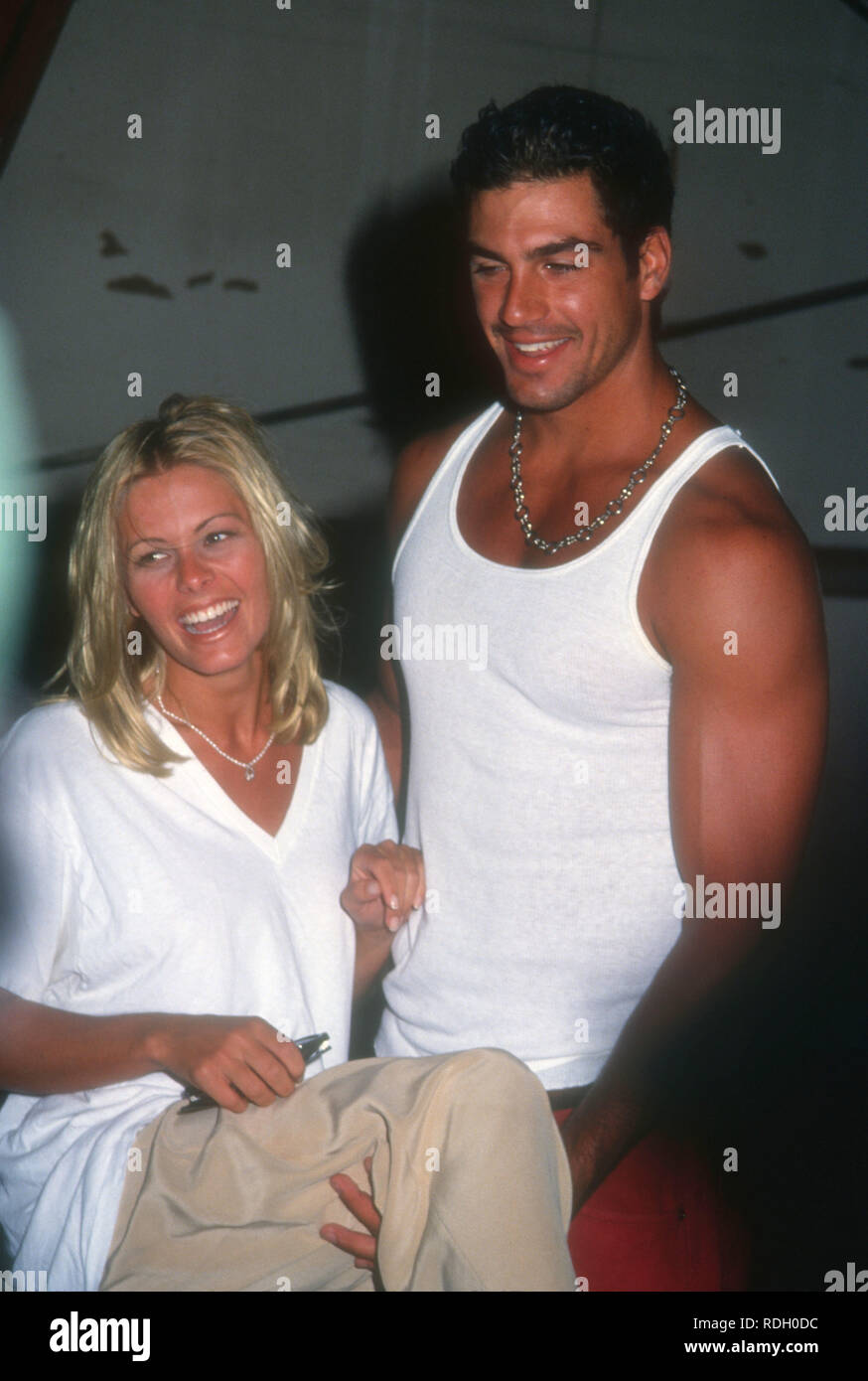 SANTA MONICA, CA - 2 octobre : actrice Nicole Eggert et l'acteur Eric Etebari assister à la Fondation pour l'enfance Starlight de Californie présente le premier rapport annuel de la fête ! Starlight Carnival le 2 octobre 1993 à la Barker Hangar à Santa Monica, en Californie. Photo de Barry King/Alamy Stock Photo Banque D'Images