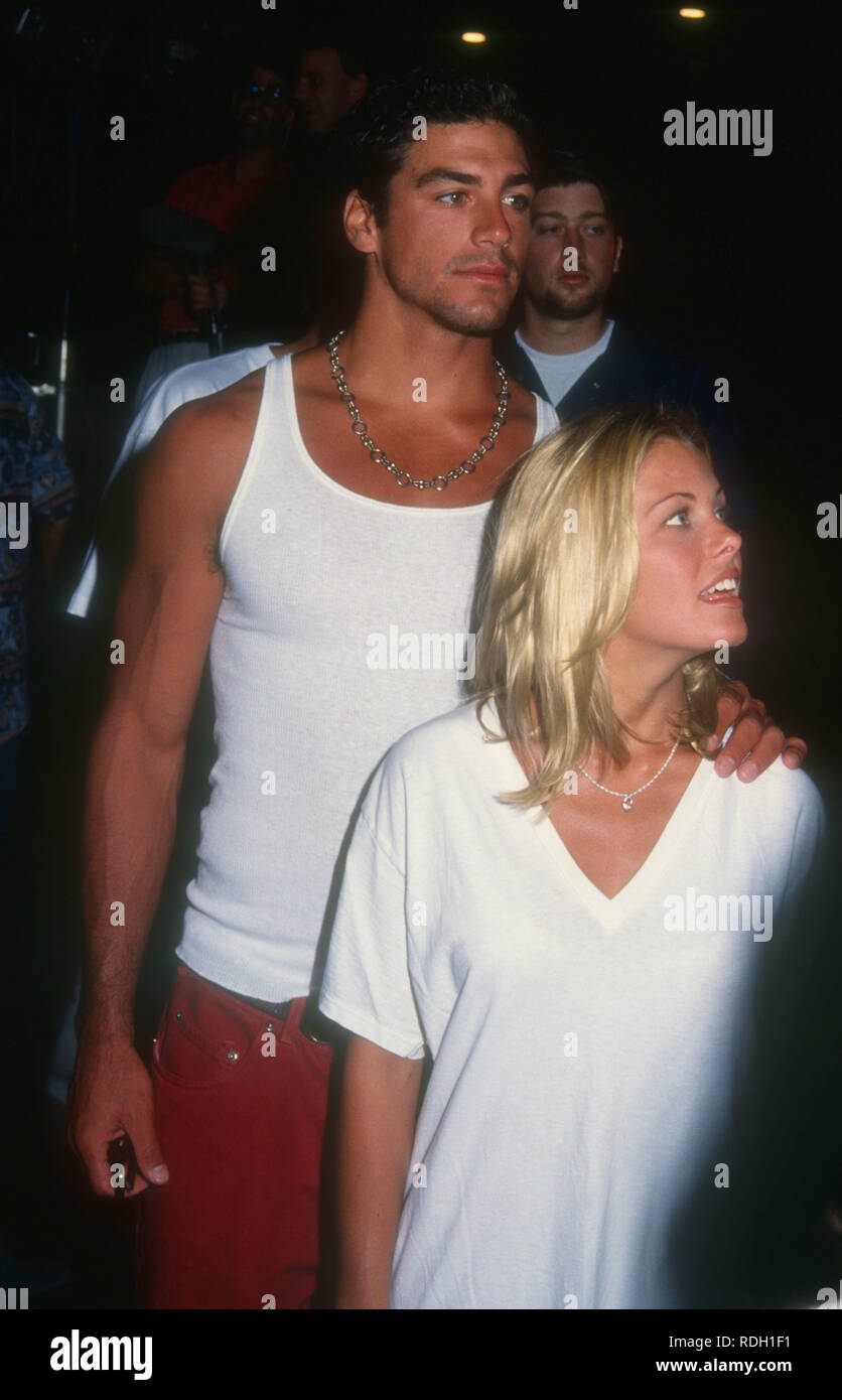 SANTA MONICA, CA - 2 octobre : l'Acteur Eric Etebari et actrice Nicole Eggert assister à la Fondation pour l'enfance Starlight de Californie présente le premier rapport annuel de la fête ! Starlight Carnival le 2 octobre 1993 à la Barker Hangar à Santa Monica, en Californie. Photo de Barry King/Alamy Stock Photo Banque D'Images