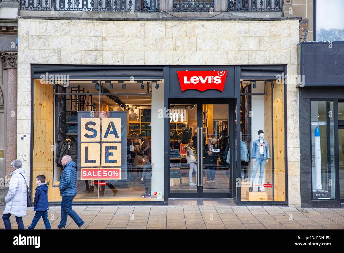 Les jeans Levi's store avec les soldes de janvier,Princes street à  Edimbourg, Ecosse, Royaume-Uni Photo Stock - Alamy
