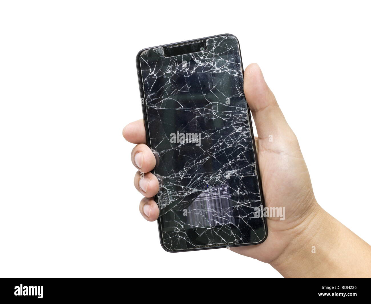 Homme tenant un téléphone portable noir et l'écran broken isolé sur un fond blanc. Banque D'Images