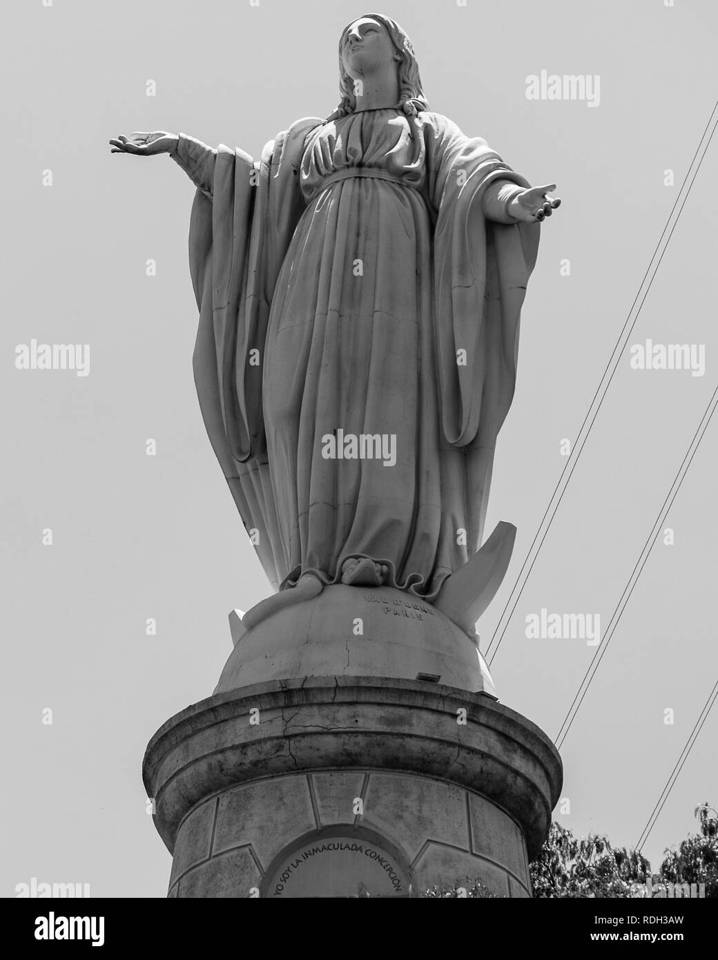 Statue de la Vierge Marie sur le sommet du Cerro San Cristóbal, Santiago, Chili. Banque D'Images