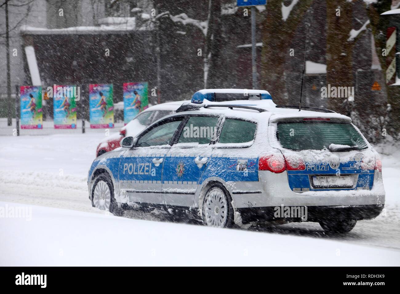 Voiture de police en hiver pendant les chutes de neige, Essen, Rhénanie du Nord-Westphalie Banque D'Images