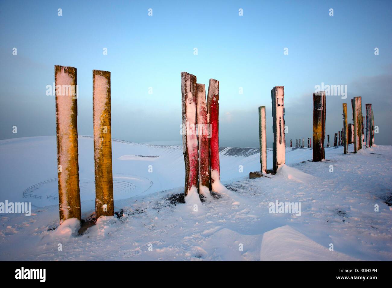 'Totems' monument art installation créée à partir de plus de 100 traverses de chemin de fer traitées par le peintre et sculpteur Basque Agustín Banque D'Images