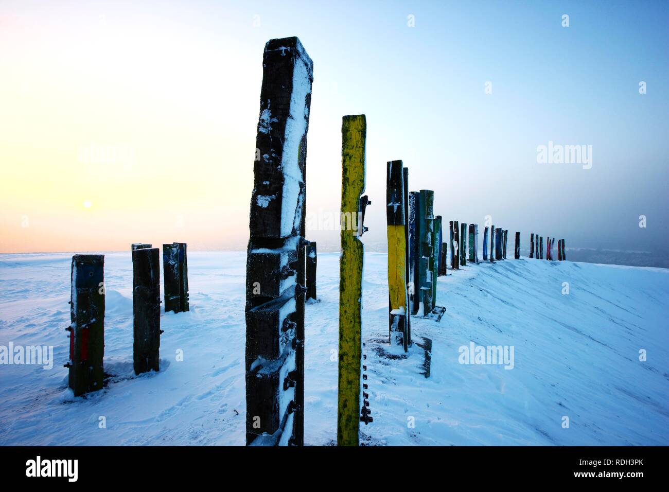 'Totems' monument art installation créée à partir de plus de 100 traverses de chemin de fer traitées par le peintre et sculpteur Basque Agustín Banque D'Images
