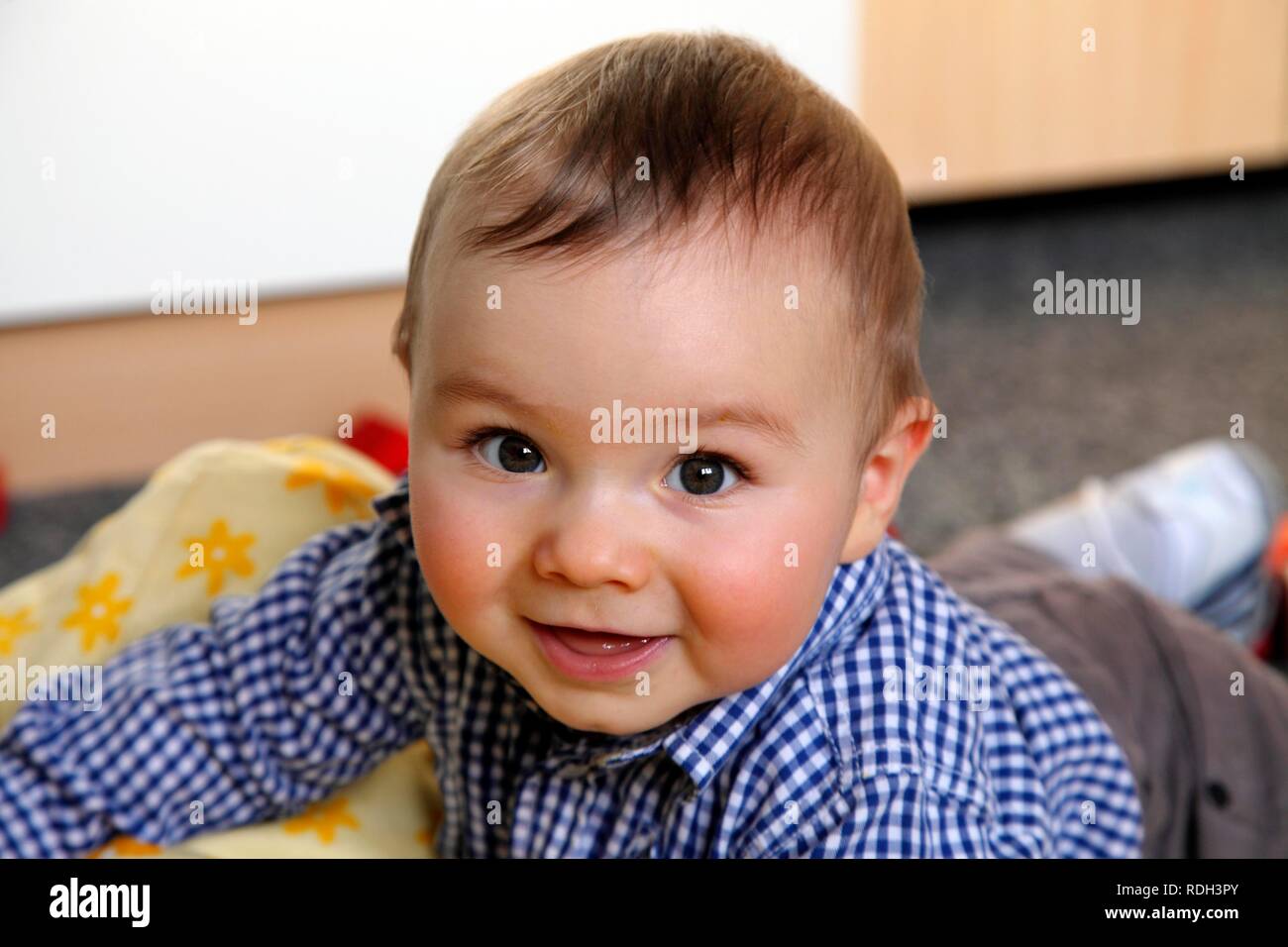 Petit Garcon 6 Mois Couche Sur Le Ventre Sur Une Couverture Dans Sa Chambre D Enfants Smiling Photo Stock Alamy