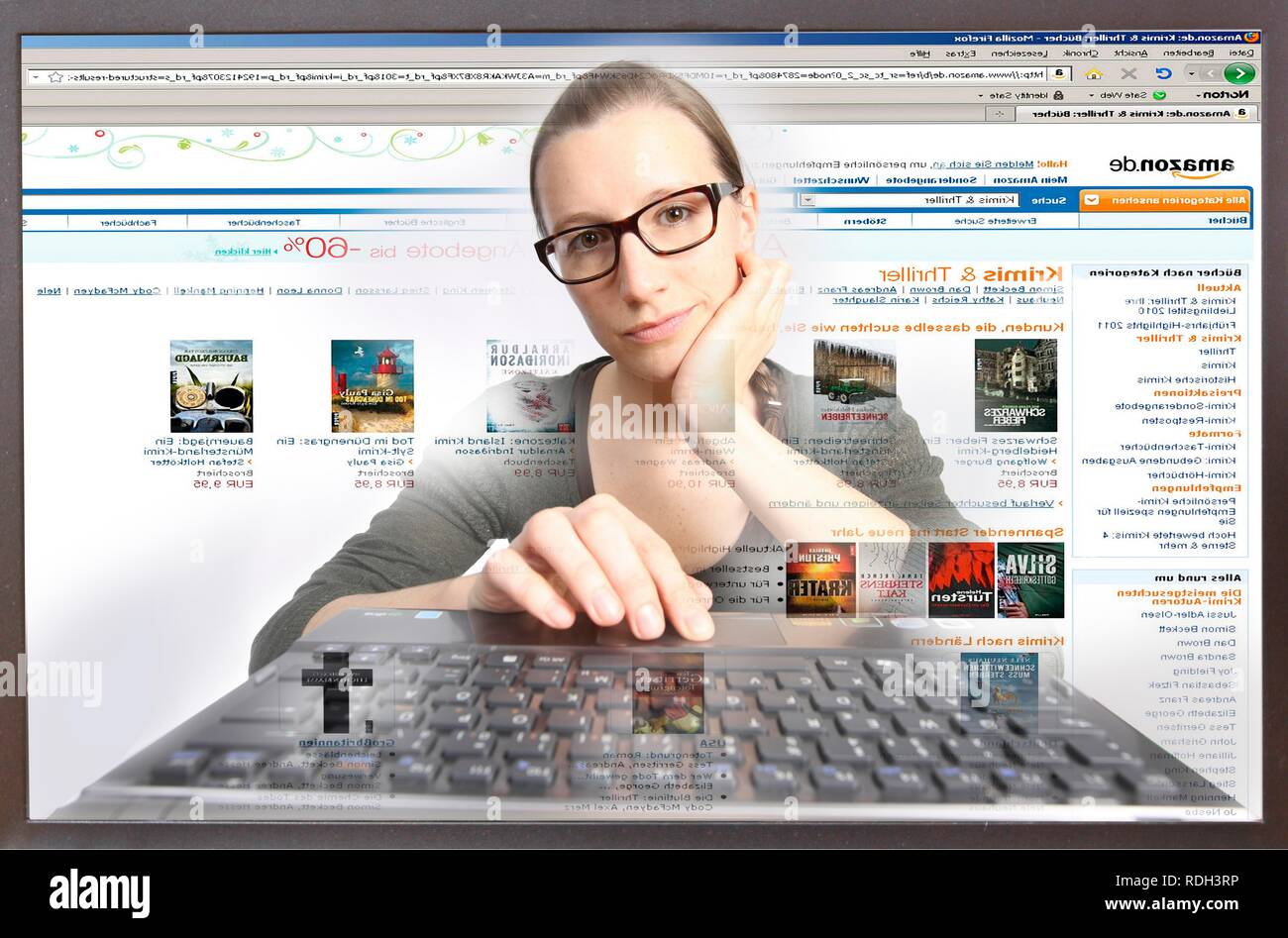Jeune femme assise devant un ordinateur surfer sur Internet, l'affichage  d'une page du portail d'achat sur Internet, Amazon Photo Stock - Alamy
