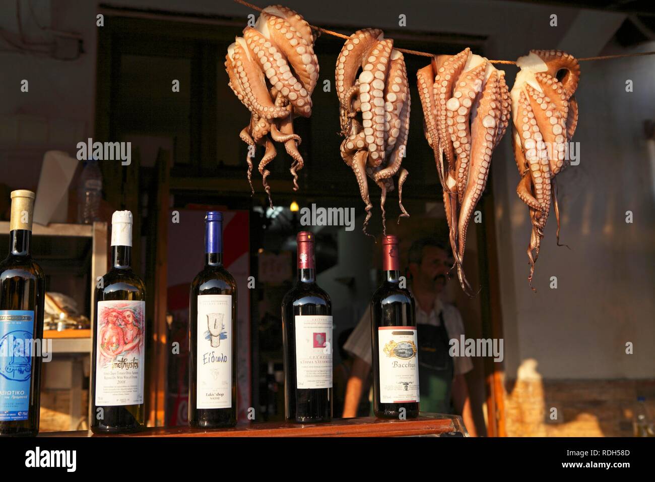 Calamaries suspendu jusqu'à sec, la ville de Naxos, l'île de Naxos, Cyclades, Mer Égée, Grèce, Europe Banque D'Images