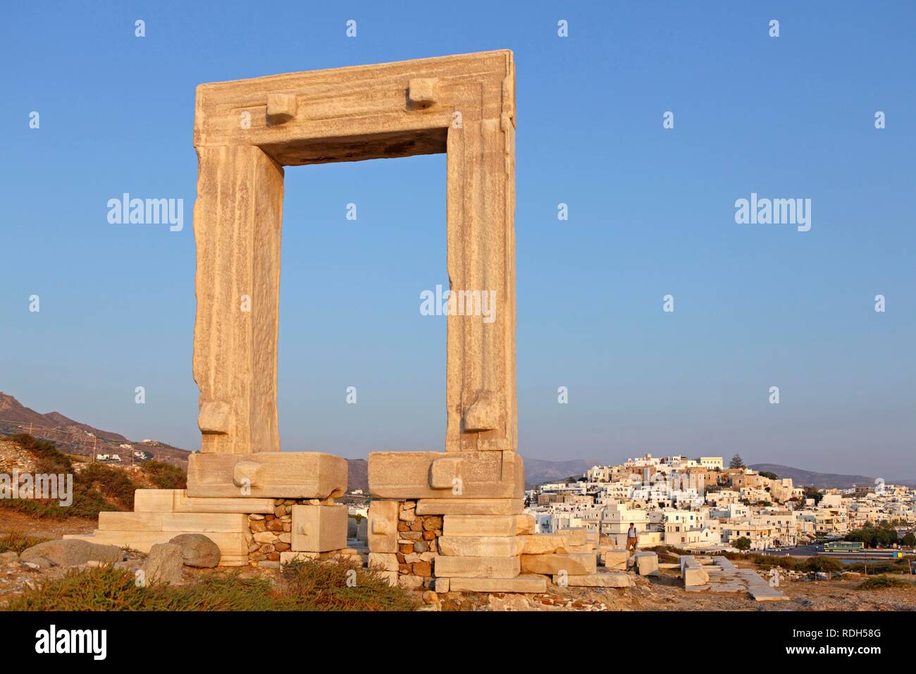 Portara ou porte du temple, la ville de Naxos, l'île de Naxos, Cyclades, Mer Égée, Grèce, Europe Banque D'Images