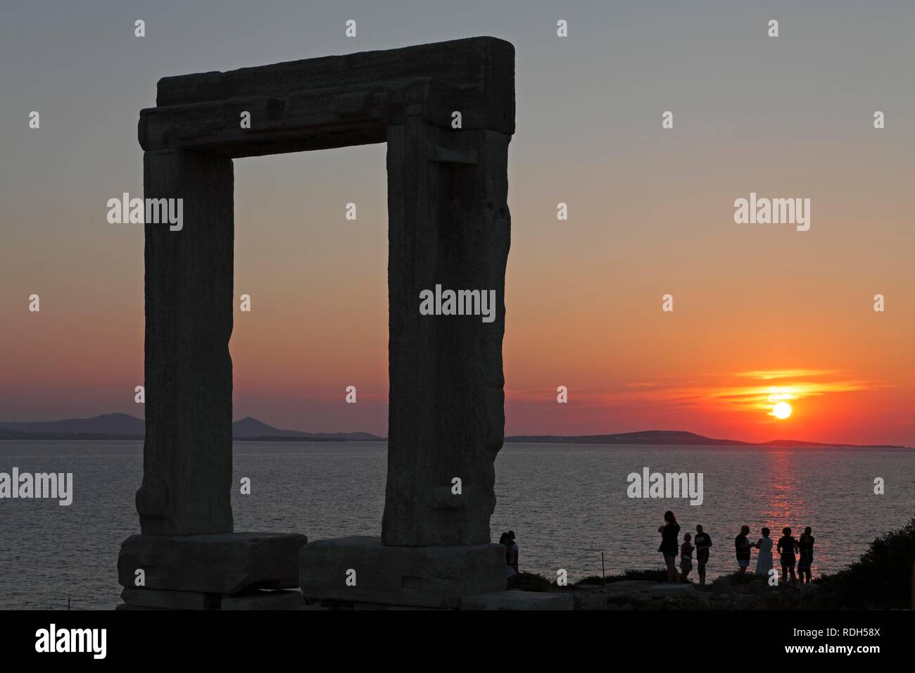 Le coucher du soleil, Portara ou porte du temple, la ville de Naxos, l'île de Naxos, Cyclades, Mer Égée, Grèce, Europe Banque D'Images
