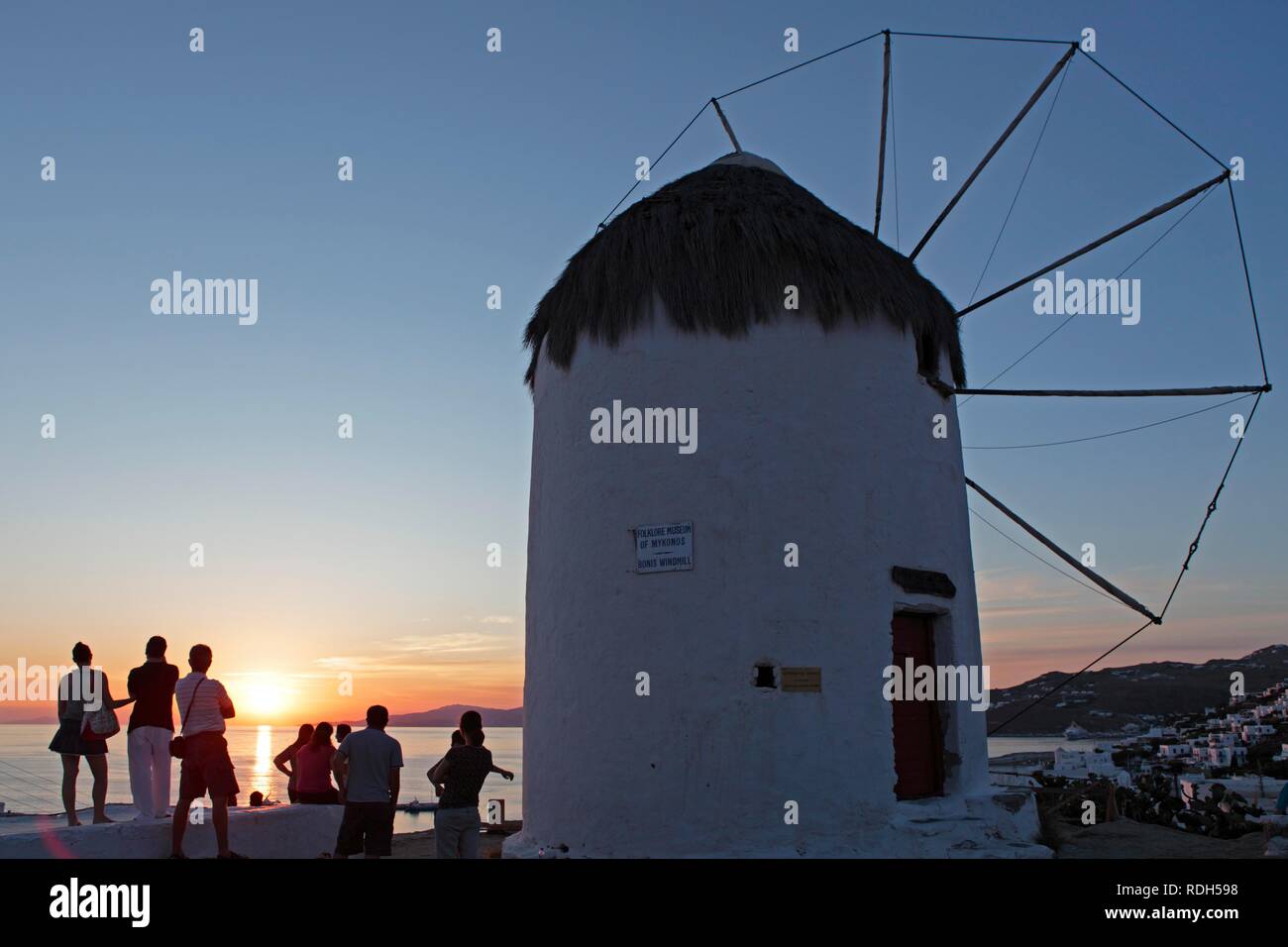 Seul moulin à vent, la ville de Mykonos, l'île de Mykonos, Cyclades, Mer Égée, Grèce, Europe Banque D'Images