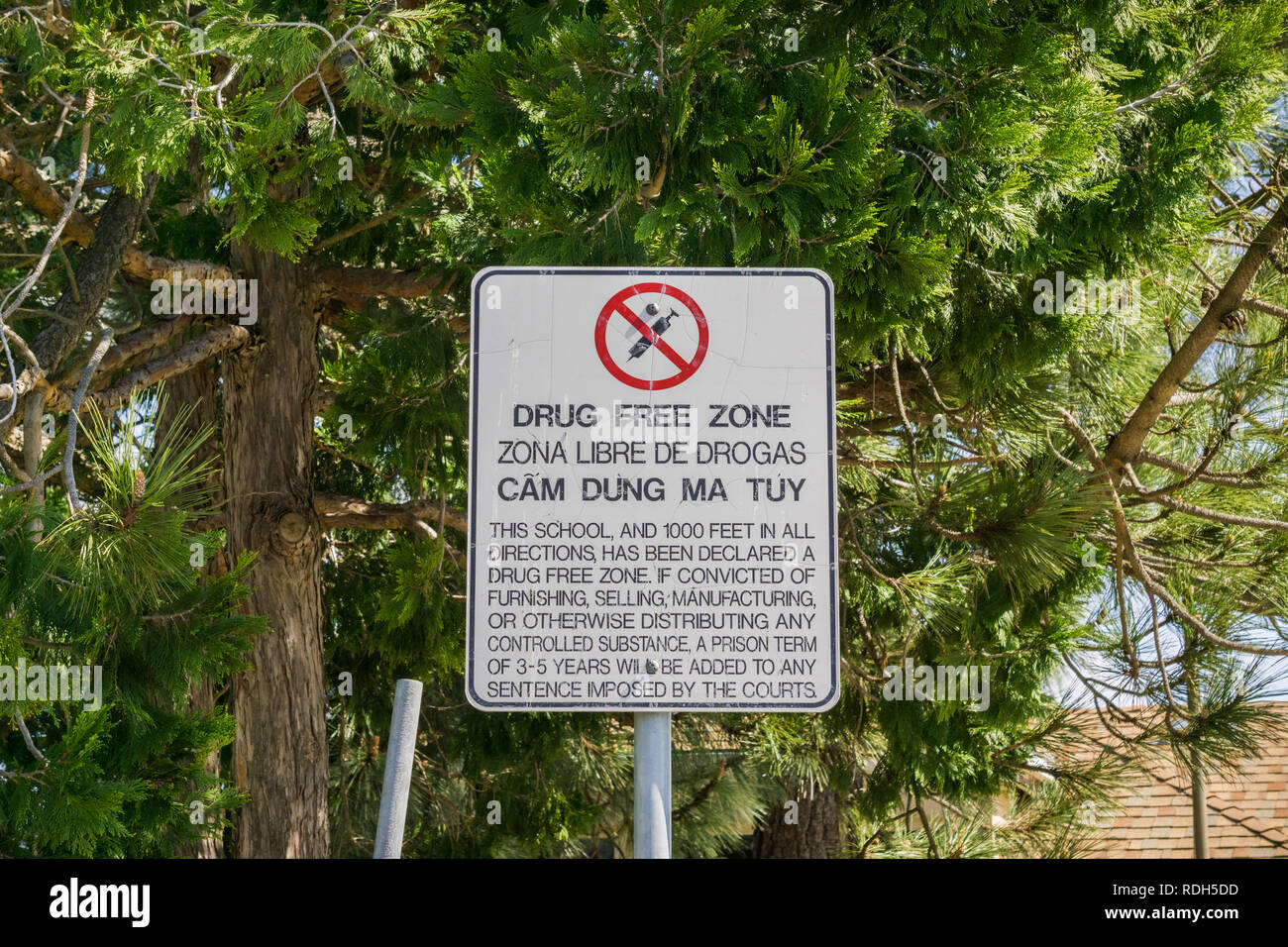 Drug Free Zone panneau posé près d'une école, en Californie Banque D'Images