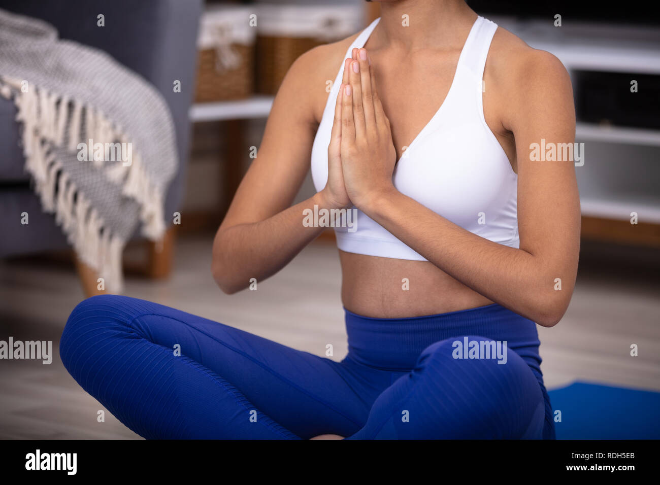 Young African Woman Sitting on Floor dans la position de prière la médiation Banque D'Images