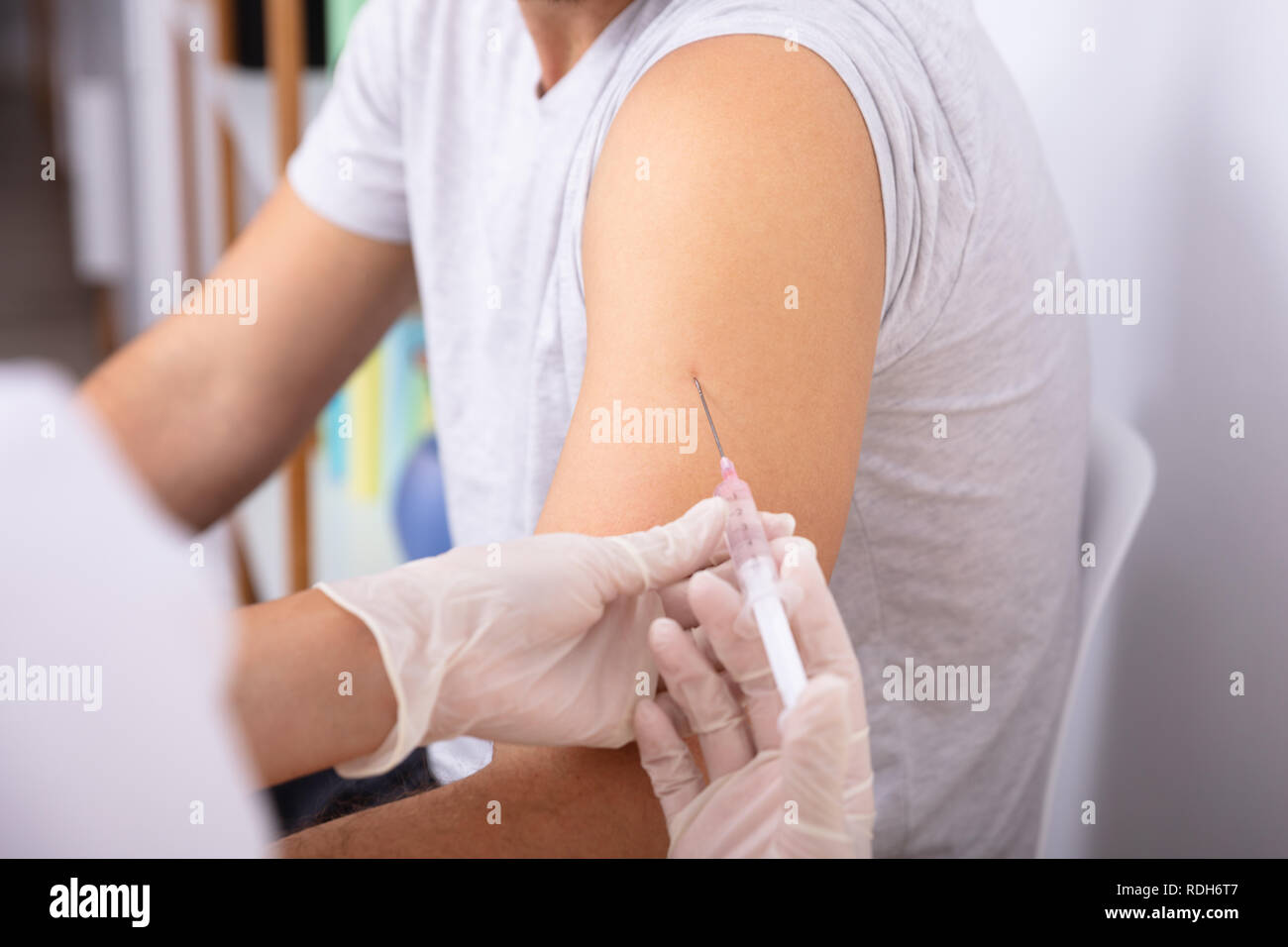 Close-up of a main du médecin du patient par injection avec seringue Banque D'Images