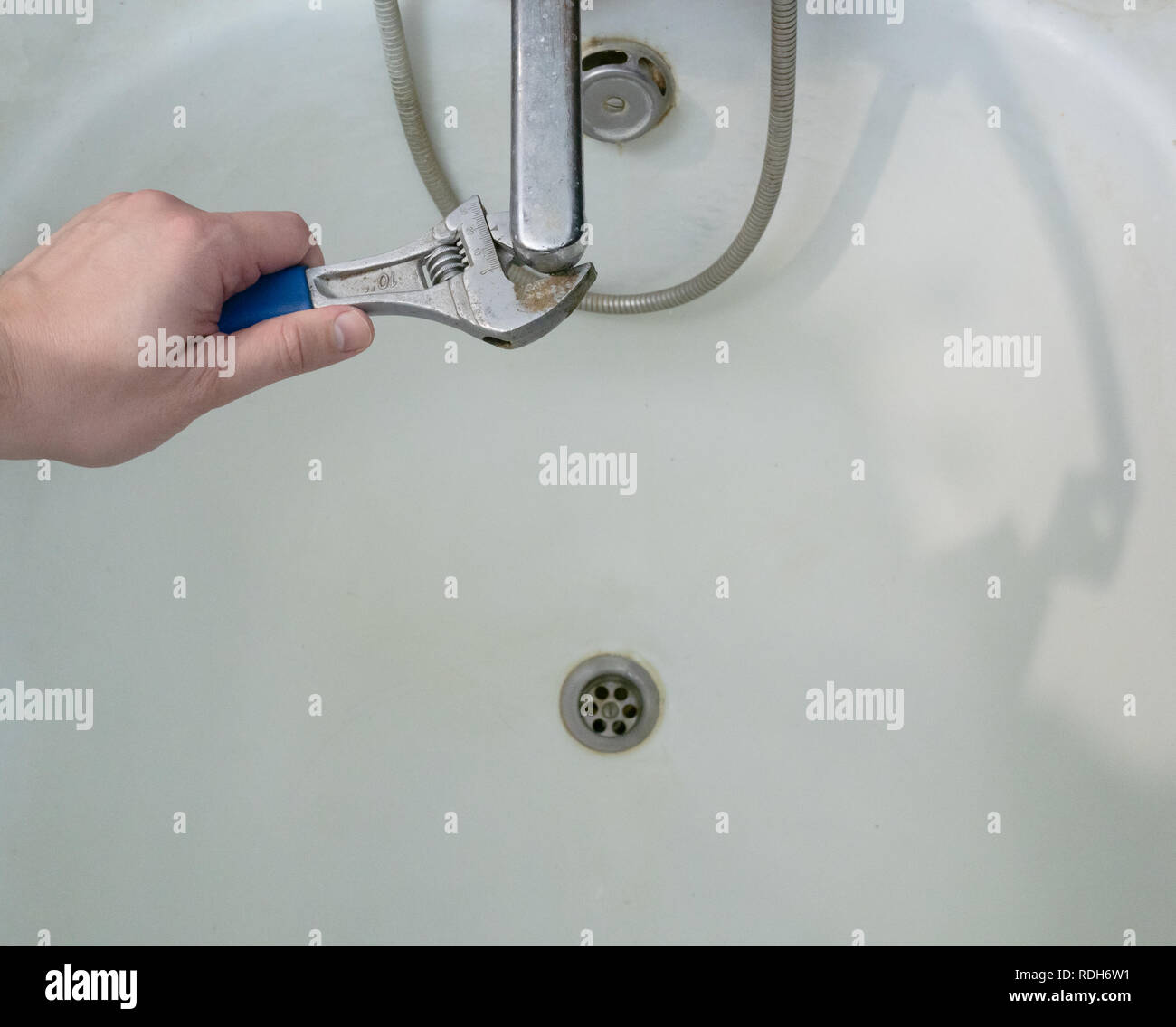 Libre à l'aide d'une clé plombier robinet baignoire de fixation Photo Stock  - Alamy