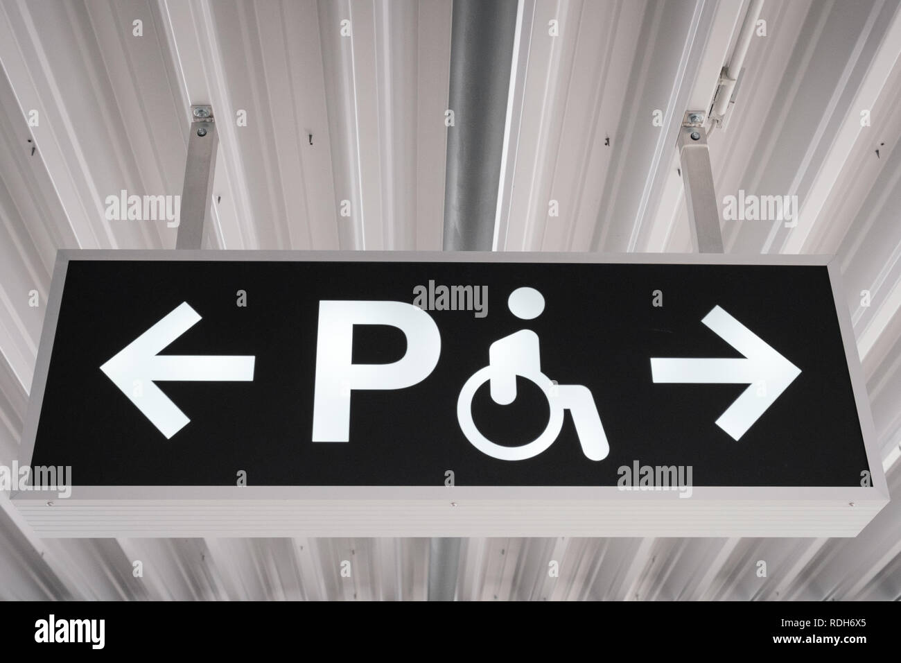 Signe de stationnement pour personnes à mobilité réduite - parking handicapés - connexion Banque D'Images