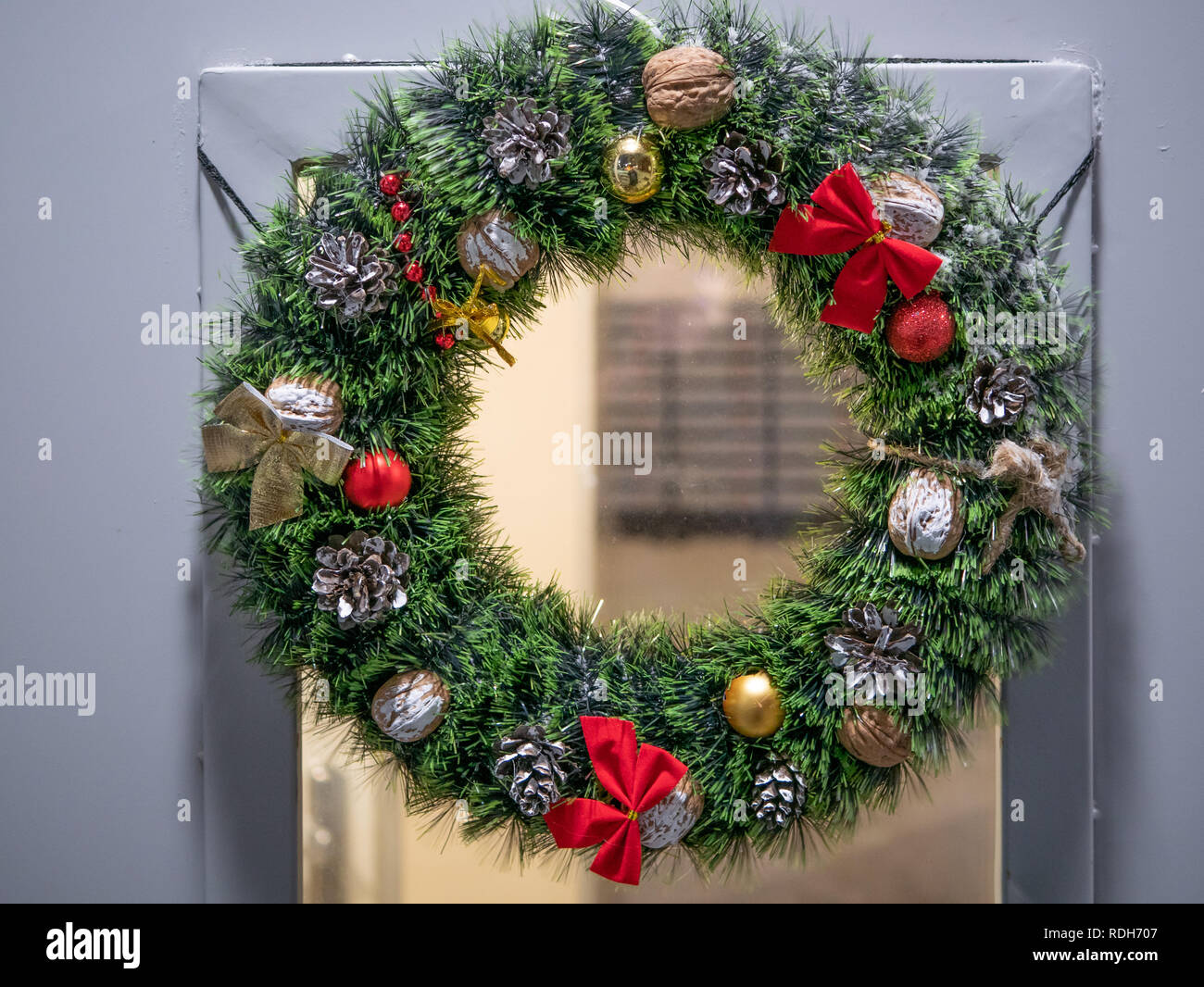 Libre de porte avant avec couronne de Noël faite de branches de pins, pommes de pin, les noix, et les bosses Banque D'Images
