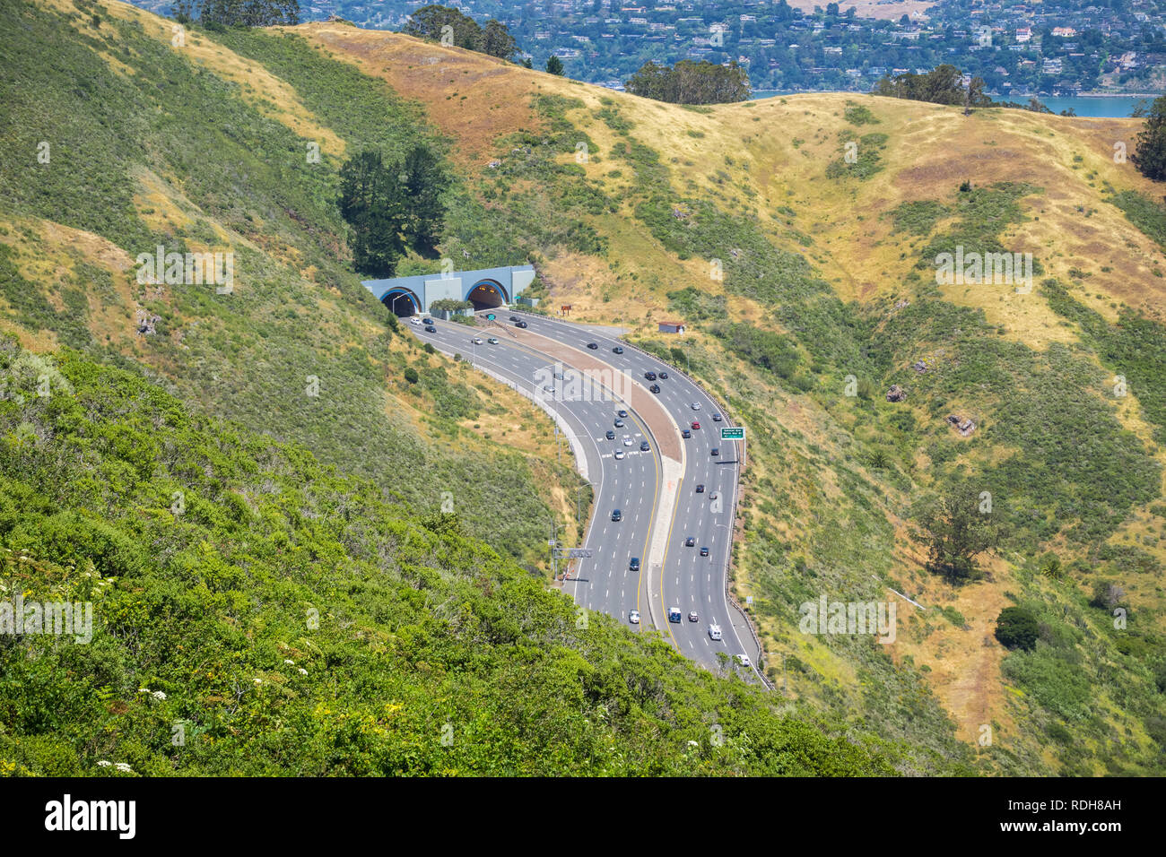 Vue aérienne de l'entrée de Robin Williams tunnel, comté de Marin, baie de San Francisco, Californie Banque D'Images