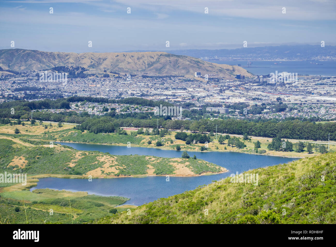 Réservoir de San Andreas et la ville de South San Francisco, la ville industrielle, dans l'arrière-plan ; la baie de San Francisco, Californie Banque D'Images