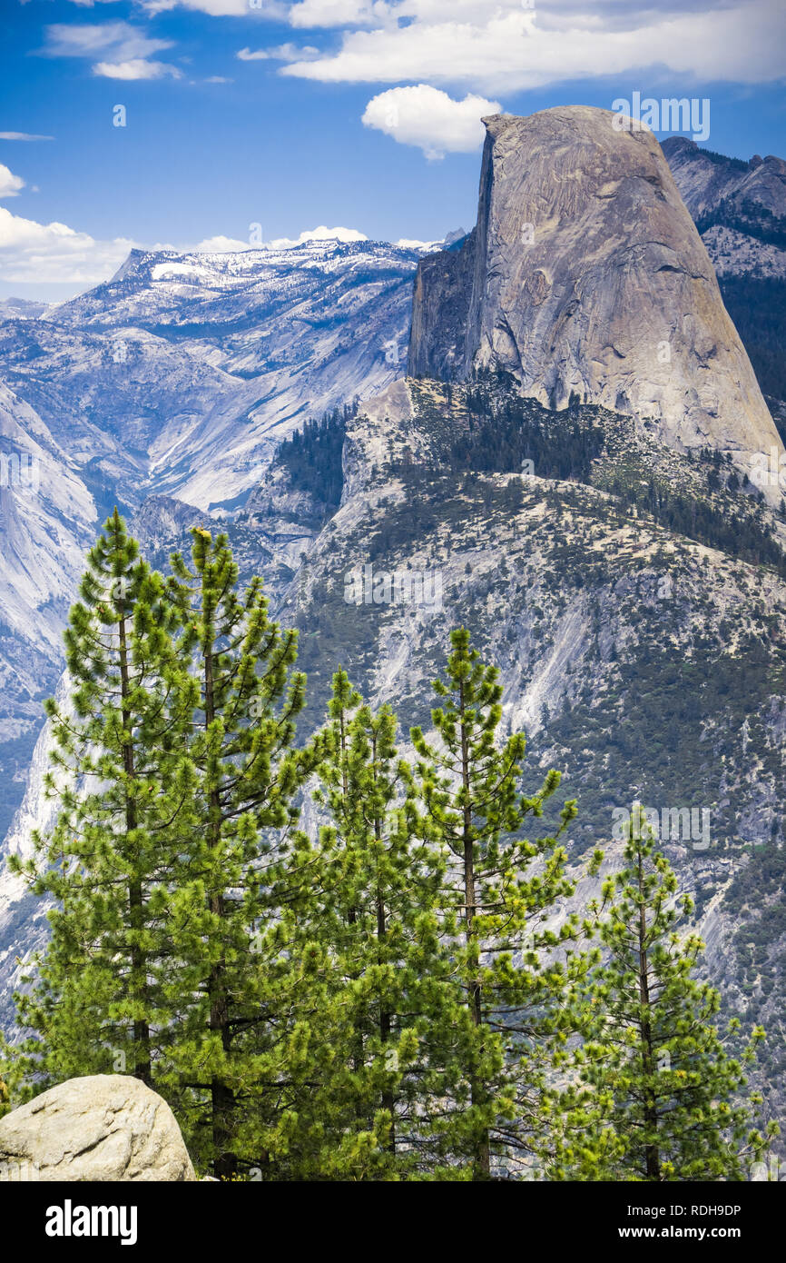 Vue vers Half Dome, Yosemite National Park, Californie Banque D'Images