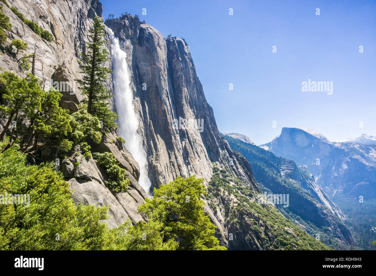 Vue vers la région de Yosemite Falls ; demi-dôme en arrière-plan, Yosemite National Park, Californie Banque D'Images