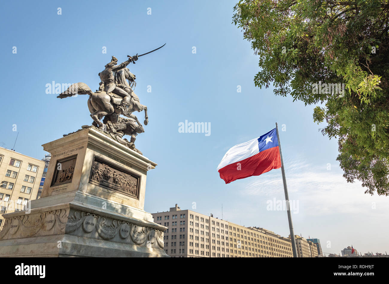 Bernando O'Higgins Statue général à Bulnes Square et Bicentenario drapeau du Chili - Santiago, Chili Banque D'Images
