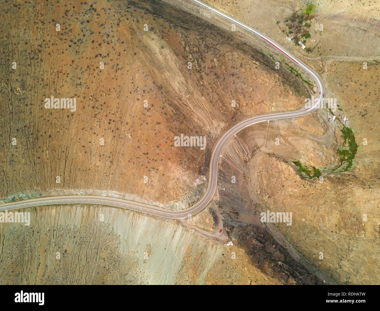 Une vue aérienne d'une route sinueuse dangereuse dans le désert d'Atacama à Paposo, la route fait des virages autour du paysage aride afin de descendre sur la falaise Banque D'Images