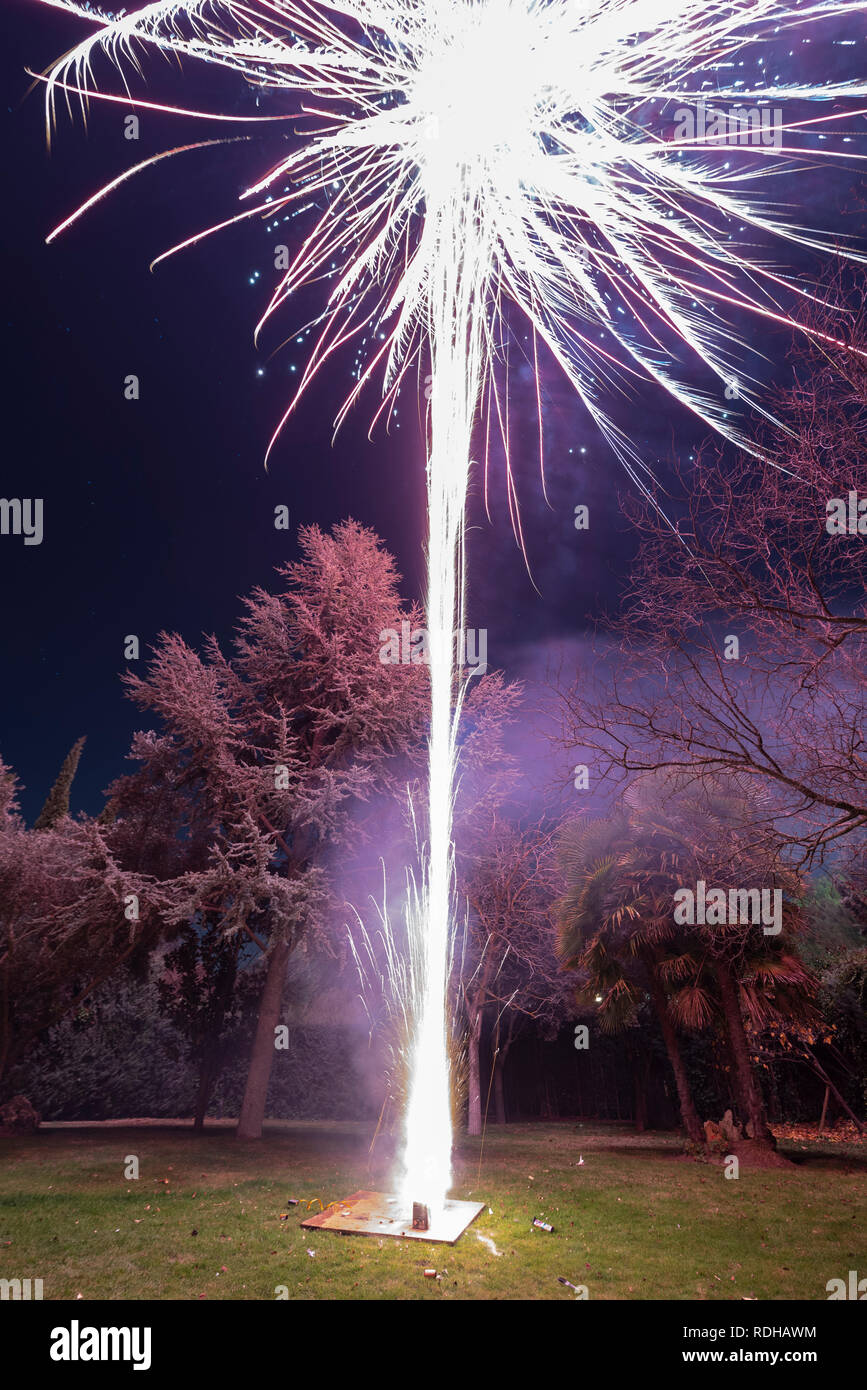 Un incroyable spectacle de feux d'artifice pendant la célébration du nouvel an pour le début d'une bonne année lors d'un Noël agréable en Espagne à Madrid Banque D'Images