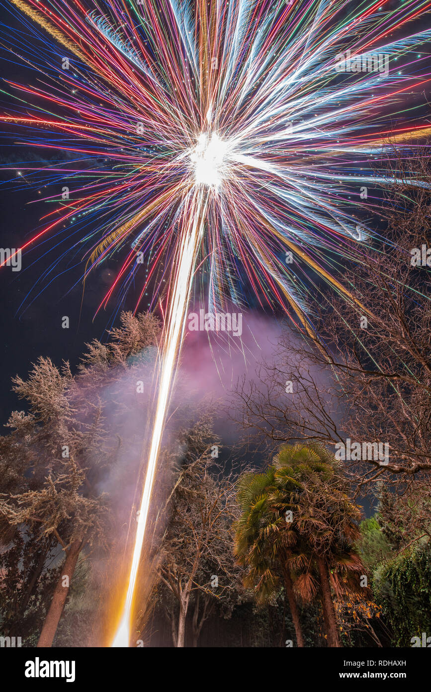 Un incroyable spectacle de feux d'artifice pendant la célébration du nouvel an pour le début d'une bonne année lors d'un Noël agréable en Espagne à Madrid Banque D'Images