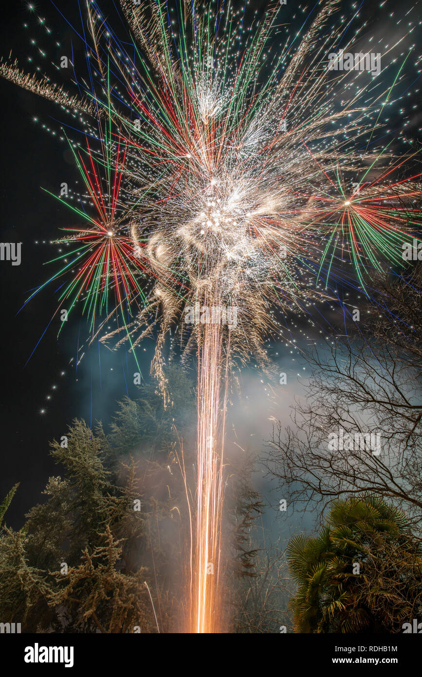 Un incroyable feu d'artifice lors de la célébration du nouvel an pour le début d'une bonne année lors d'un Noël agréable en Espagne, un spectacle coloré Banque D'Images