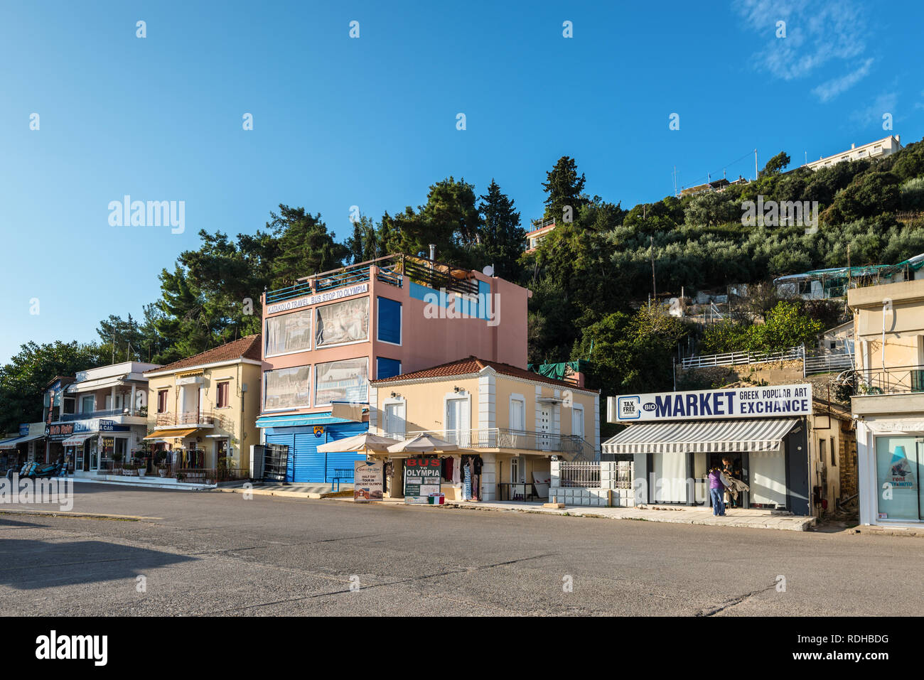 Katakolon, Grèce - 31 octobre 2017 : maisons Port de Katakolon sur la côte grecque et sert de passerelle à Olympie, Grèce. Banque D'Images