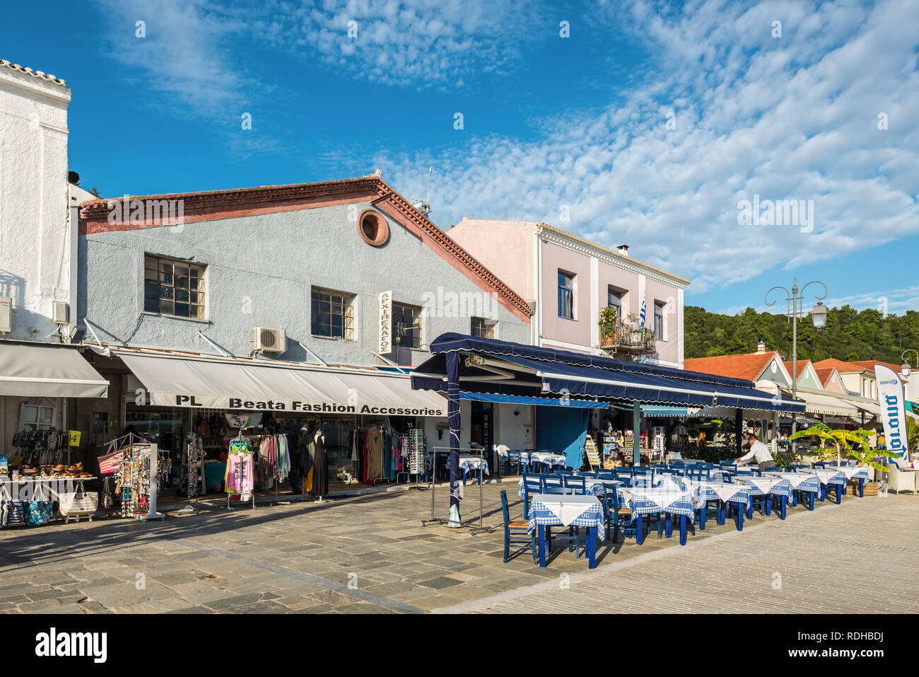 Katakolon, Grèce - 31 octobre 2017 : Magasins et restaurants dans le port de Katakolon sur la côte grecque et sert de passerelle à Olympie, Grèce. Banque D'Images