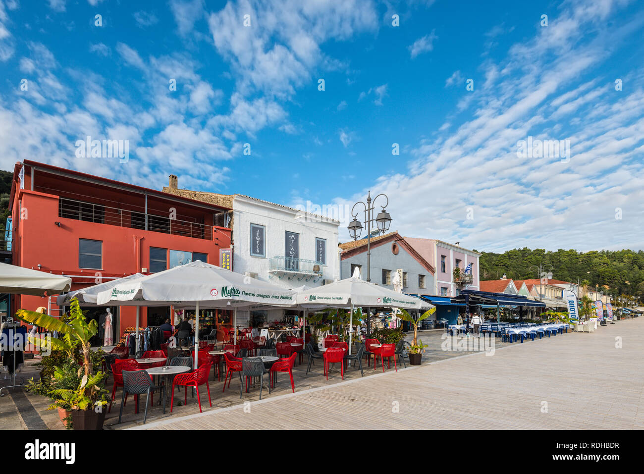 Katakolon, Grèce - 31 octobre 2017 : Magasins et restaurants dans le port de Katakolon sur la côte grecque et sert de passerelle à Olympie, Grèce. Banque D'Images