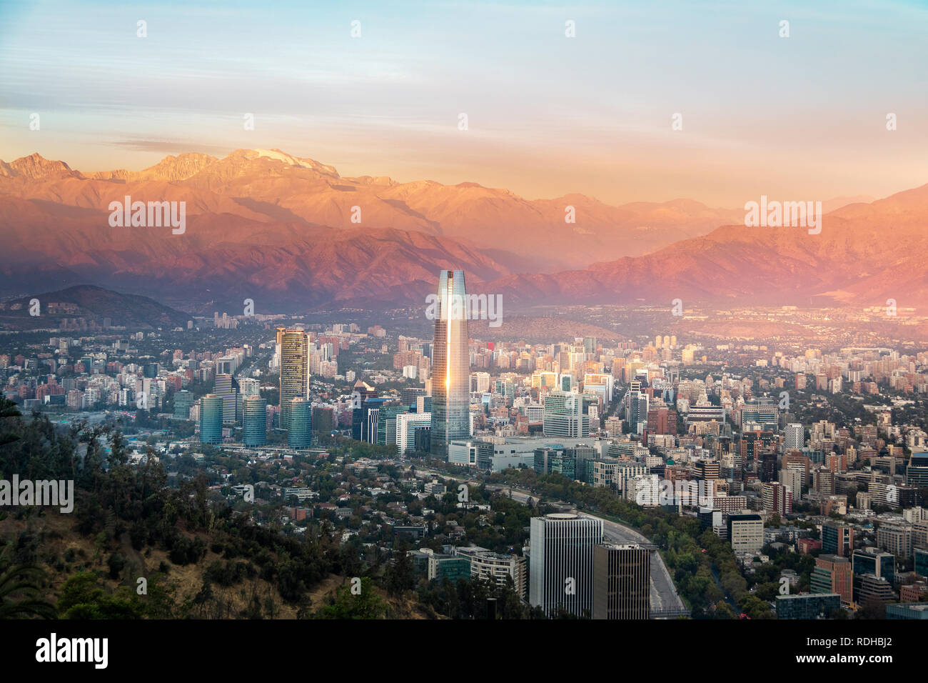 Vue aérienne de la ville de Santiago au coucher du soleil avec des gratte-ciel Costanera - Santiago, Chili Banque D'Images