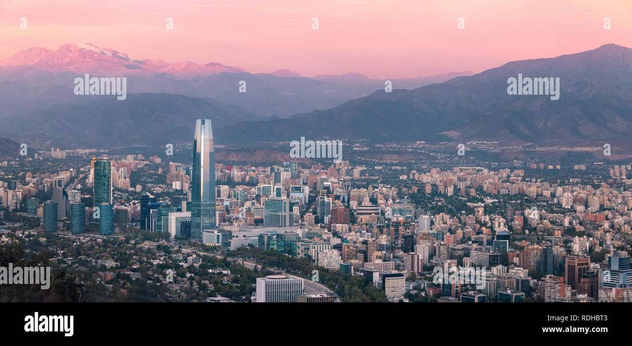 Vue aérienne de Santiago skyline at sunset - Santiago, Chili Banque D'Images