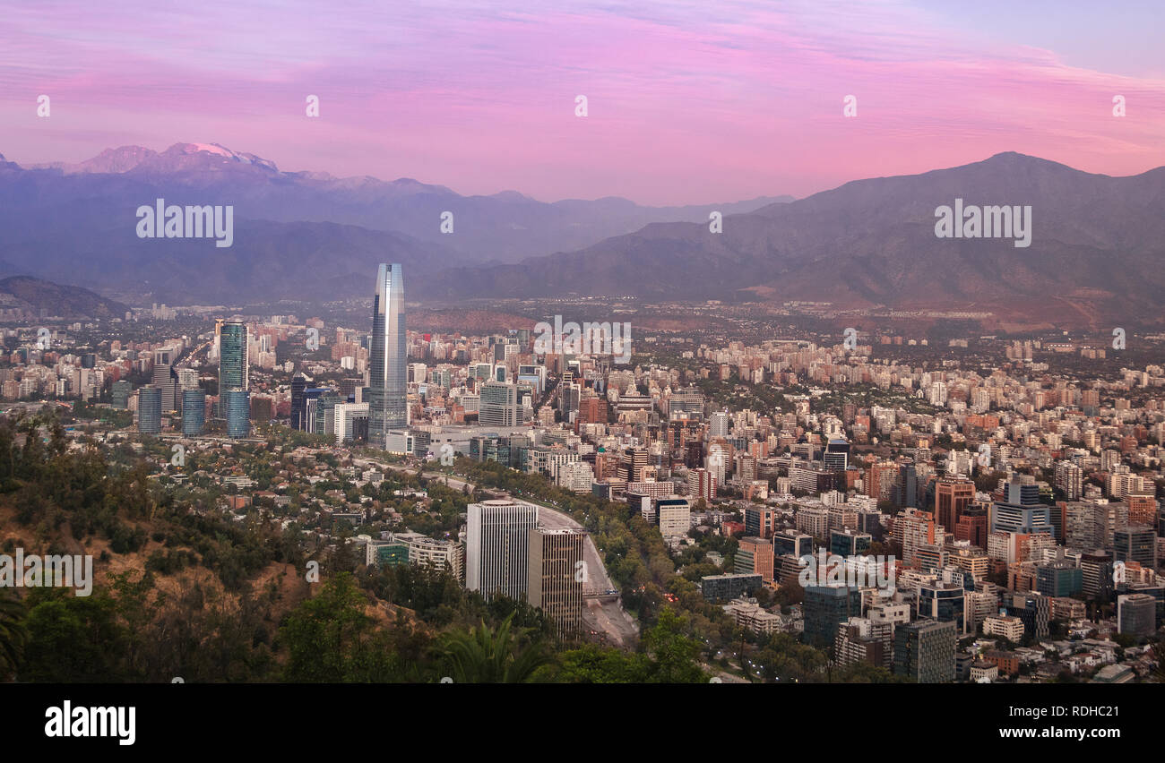 Vue aérienne de la ville de Santiago au coucher du soleil avec des gratte-ciel Costanera - Santiago, Chili Banque D'Images