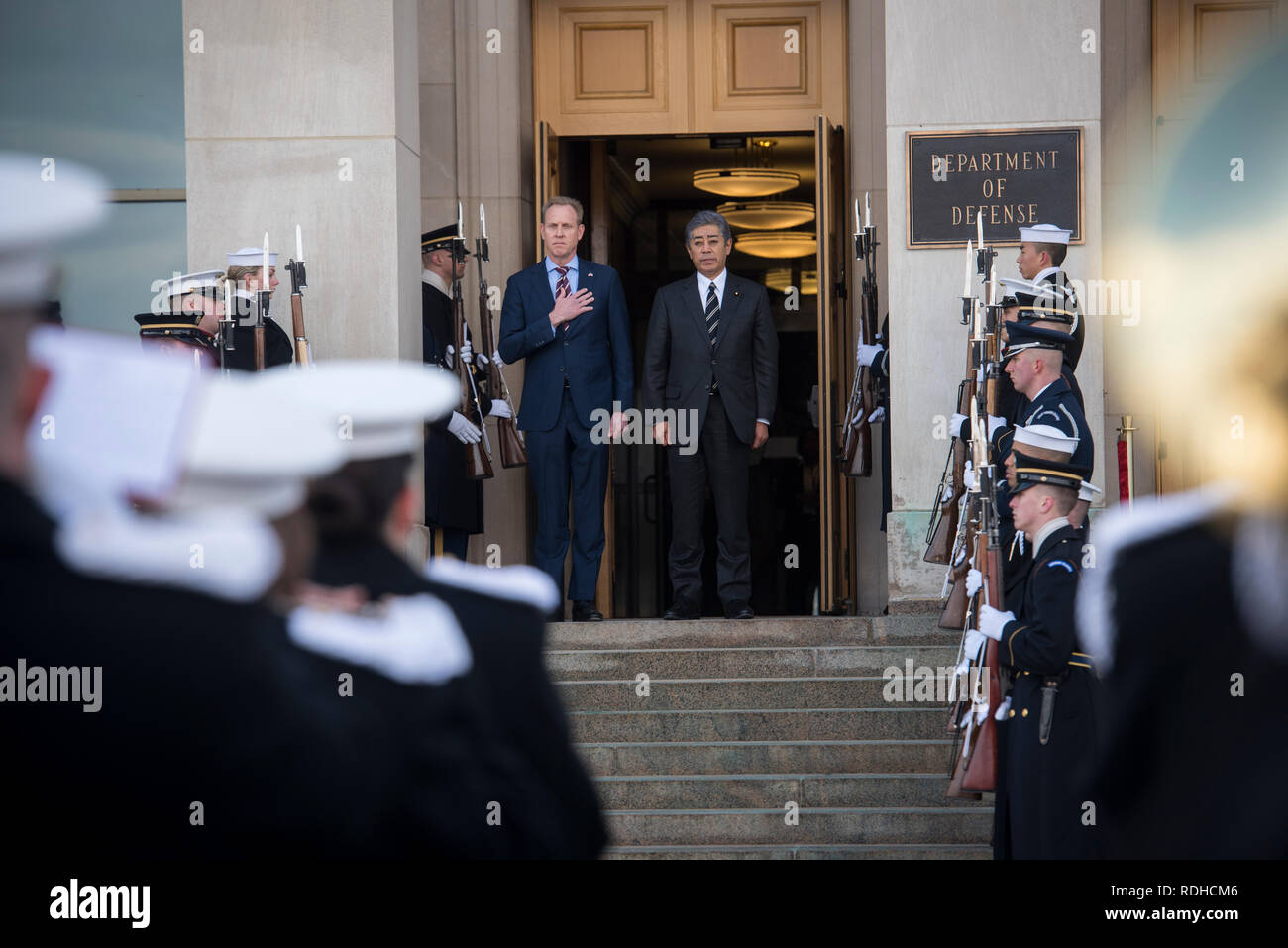 Le secrétaire américain de la Défense par intérim Patrick M. Shanahan est l'hôte d'une réunion bilatérale avec le ministre de la Défense Japonais Takeshi Iwaya au Pentagone, le 16 janvier 2019. (DoD photo par le Sgt Tech. Vernon Young Jr.) Banque D'Images