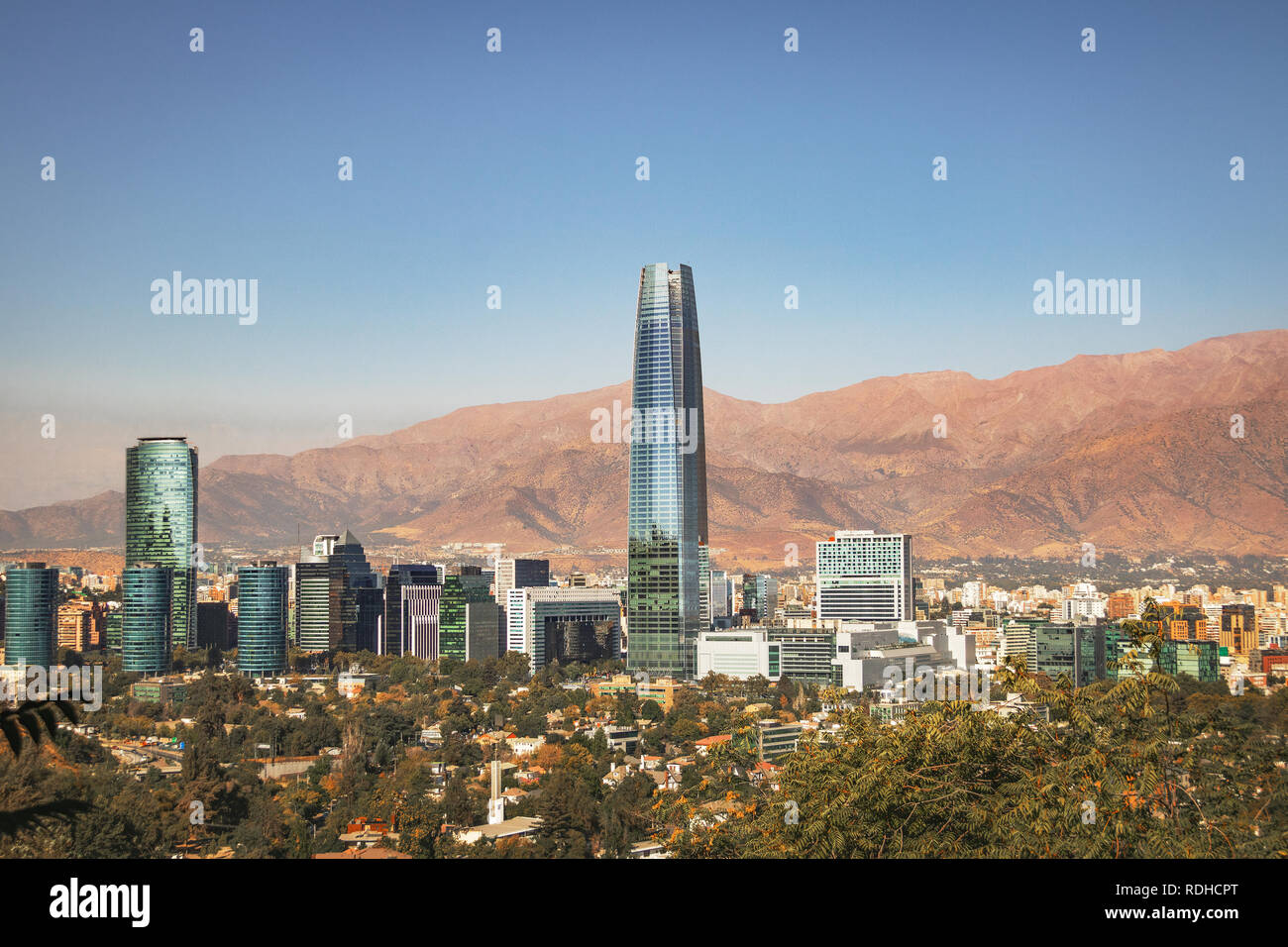 Aaerial de Santiago avec vue sur les toits de gratte-ciel Costanera et montagnes des Andes - Santiago, Chili Banque D'Images
