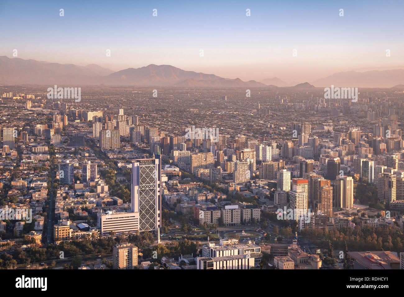 Vue aérienne du centre-ville de Santiago au coucher du soleil - Santiago, Chili Banque D'Images