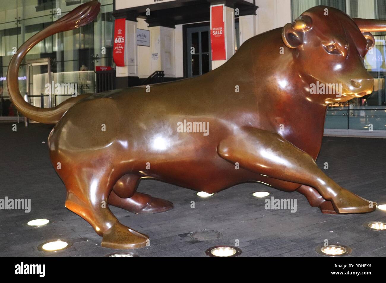 Le Birmingham Bullring Bull Bronze Banque D'Images