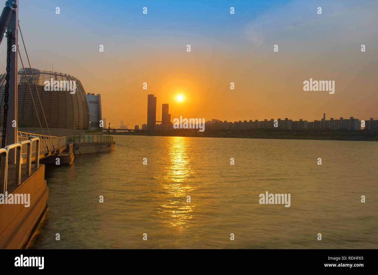 Vivid beau coucher du soleil ciel du soir sur le fleuve Han, célèbre pont Banpo vue sur un point à Séoul, Corée du Sud Banque D'Images