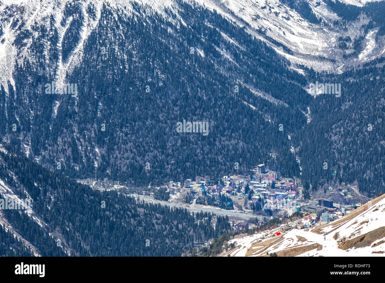 Dombai Glade. L'établissement dans les montagnes du Caucase, ski resort Banque D'Images