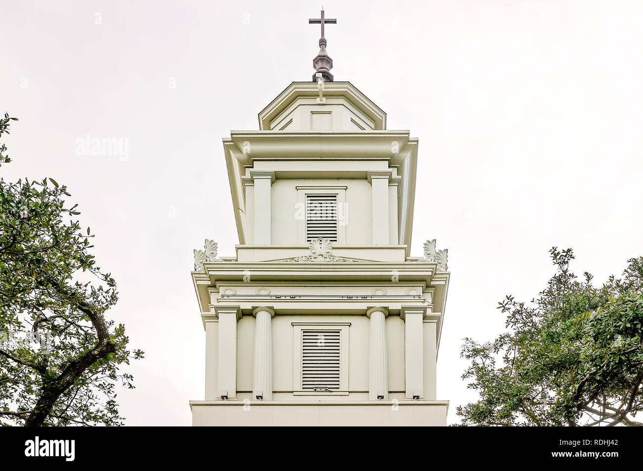 Le clocher de la cathédrale Christ Church est photographié, le 23 décembre 2018, à Mobile, Alabama. L'église a été créé en 1823. Banque D'Images