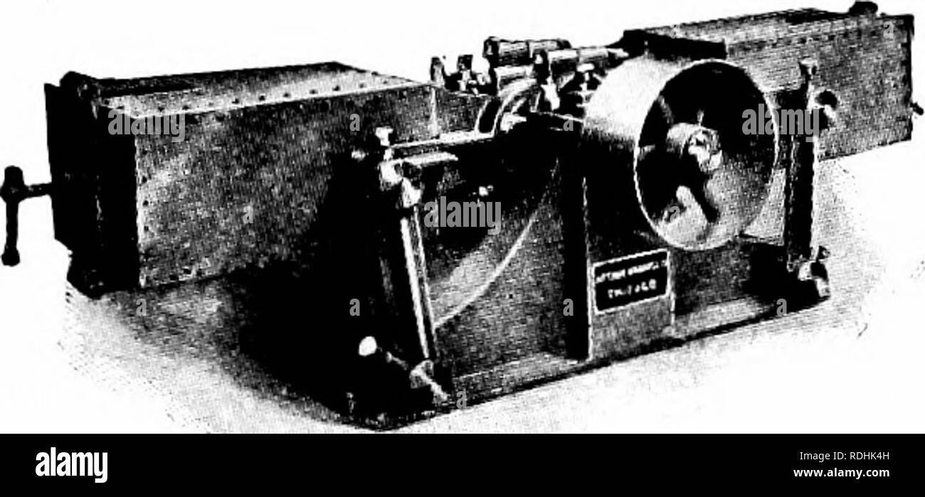 . Le lait condensé et le lait en poudre, préparé pour l'utilisation de lait, produits laitiers et condenseries étudiants pure food services. Le lait condensé. EVAI'UKATKU wSllAKJNC,M LE K 127, l'acide lactique, un concenlration de deux pièces et un quart de lait frais à une partie de lait concentré provoque le jrated(evap pour contenir du lait .17 X 2J5  = 0,38  % de l'acide lactique. Avec cette quantité d'acide agissant- sur la caséine, il n'est pas difficile de comprendre pourquoi un coagulum est souvent formé dans le stérilisateur. AMiilc la forma- tion de l'agriculture"u !um il aoided peut-être en partie, dans certaines conditions, il apparaît dans evevy factor Banque D'Images